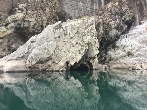 Les rochers qui se reflètent dans l'eau émeraude Les rochers qui se reflètent dans l'eau émeraude
