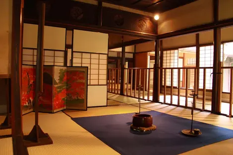 La maison est meublée de manière typiquement japonaise