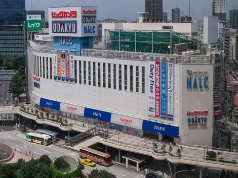 The immense shopping center in which the shop is located