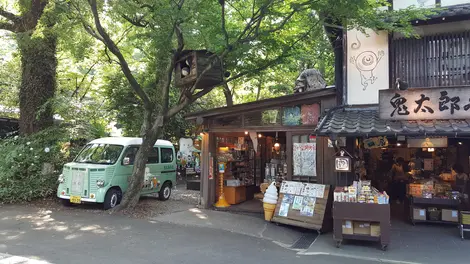Le magasin est totalement l'effigie de l'oeuvre de Mizuki Le magasin est totalement l'effigie de l'oeuvre de Mizuki