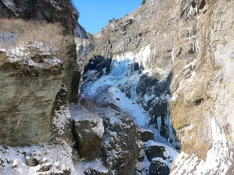 La vallée se termine sur les cascades de glace La vallée se termine sur les cascades de glace