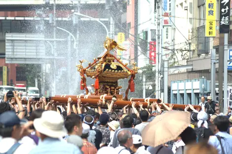 Le mikoshi arrosé Le mikoshi arrosé