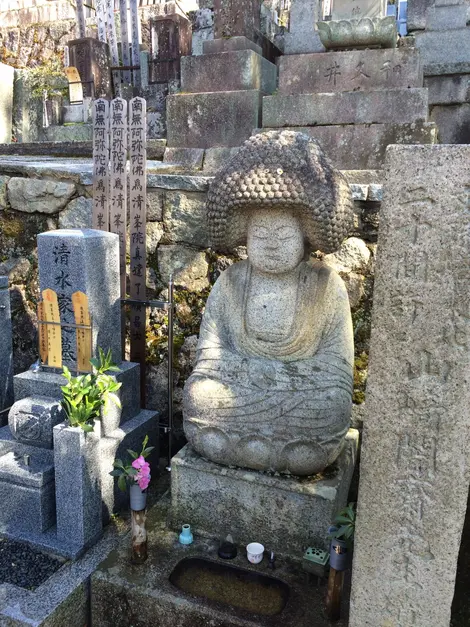 Statue dans le cimetière Statue dans le cimetière