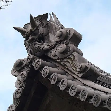 Les onigawara se trouvent sur les toits des temples Les onigawara se trouvent sur les toits des temples