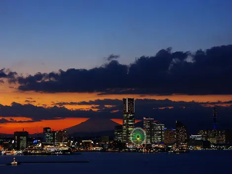 Vue sur Minato Mirai et le mont Fuji, Yokohama Vue sur Minato Mirai et le mont Fuji, Yokohama