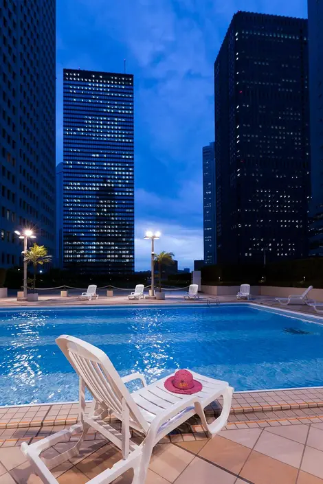 La piscine "Sky Pool" du Keio Plaza Hotel La piscine "Sky Pool" du Keio Plaza Hotel