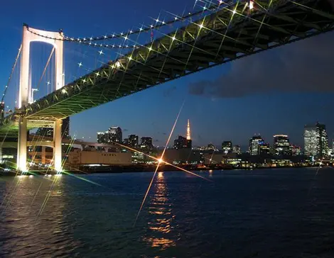 Passage sous le Rainbow Bridge avec la croisière Symphony Passage sous le Rainbow Bridge avec la croisière Symphony