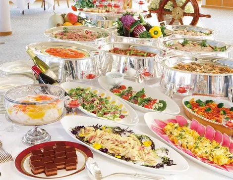 La croisière offre également un buffet La croisière offre également un buffet
