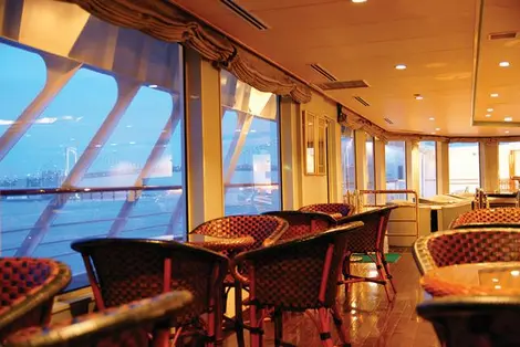 Un bateau restaurant pour une croisière de deux heures sur la baie de Tokyo 