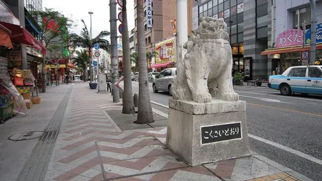 Le shisa qui marque le début de la Kokusai-dori