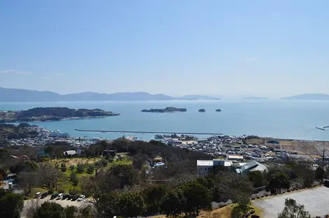 La baie d'Ushimado vue depuis le jardin des oliviers La baie d'Ushimado vue depuis le jardin des oliviers