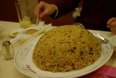 Le plat de riz sauté géant de Kagurazaka Hanten Le plat de riz sauté géant de Kagurazaka Hanten
