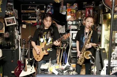 Mimi et Takuya Tachibana. Studio Himawari , Karaoké Mimi et Takuya Tachibana. Studio Himawari , Karaoké