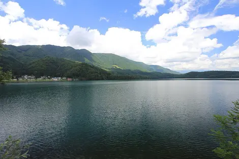Le lac Aoki en été Le lac Aoki en été