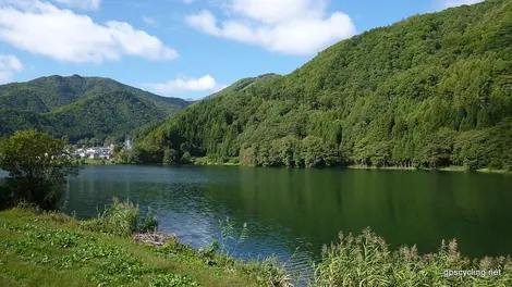 Le lac Nakatsuna en été Le lac Nakatsuna en été