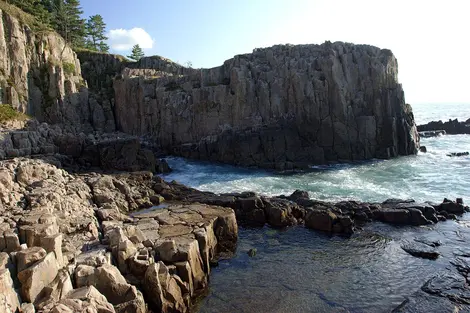 Au pied de la falaise Au pied de la falaise