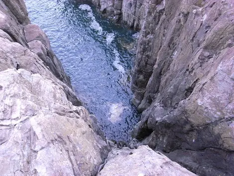 Vue plongeante au cœur de la falaise