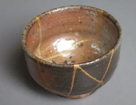 Une céramique japonaise réparée à la poudre d'or Une céramique japonaise réparée à la poudre d'or