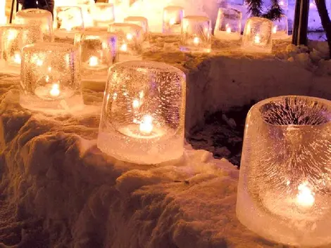 Certaines illuminations sont simplement posées sur la glace