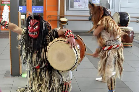 Spectacle de Namahage dans les rues d'Akita