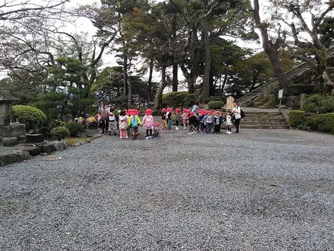 Classe à l'entrée du château de Maruoka