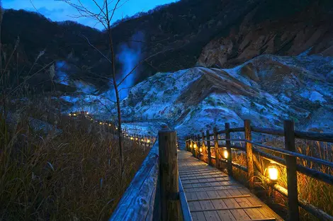 Chemin menant à la vallée de l'enfer à Noboribetsu Onsen, Hokkaido Chemin menant à la vallée de l'enfer à Noboribetsu Onsen, Hokkaido
