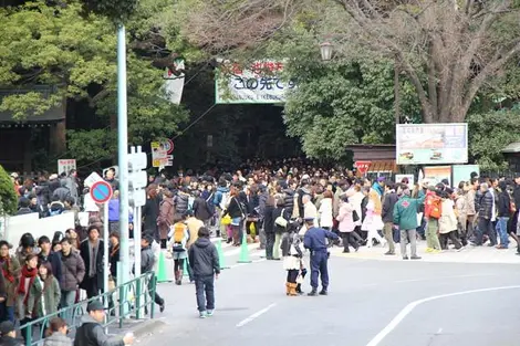 Entrée du sanctuaire Meiji Jingu lors du hatsumôde Entrée du sanctuaire Meiji Jingu lors du hatsumôde