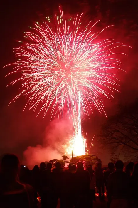 Feu d'artifices durant le festival des pruniers de Mito