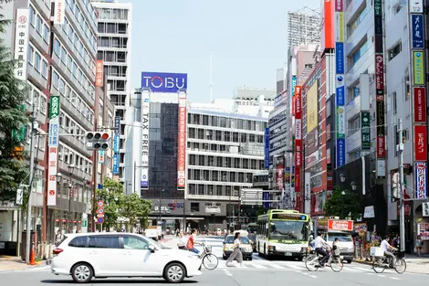 Devant la sortie est de la gare d'Ikebukuro