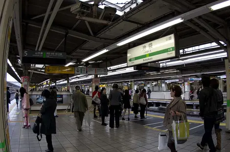 Quais de la Yamanote dans la gare d'Ikebukuro Quais de la Yamanote dans la gare d'Ikebukuro