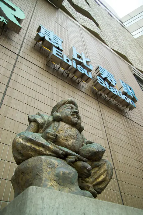 La statue d"Ebisu devant la gare JR Ebisu La statue d"Ebisu devant la gare JR Ebisu
