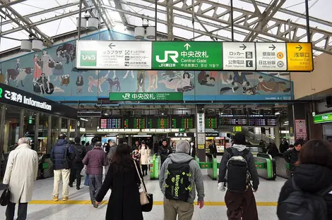 L'entrée principale de la gare d'Ueno et la fresque 'Freedom" L'entrée principale de la gare d'Ueno et la fresque 'Freedom"