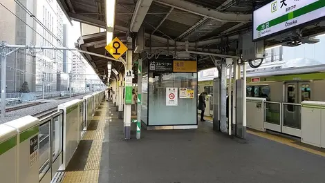 Sur le quai Yamanote à Ôtsuka Sur le quai Yamanote à Ôtsuka