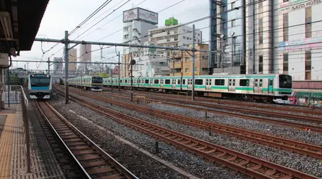 Les multiples voies ferroviaires vues depuis Uguisudani