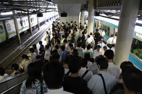 Heure de pointe sur le quai Yamanote de Shinagawa