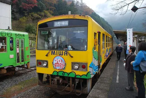 Train de la ligne Nishikigawa Seiryu à la gare de Nishikicho Train de la ligne Nishikigawa Seiryu à la gare de Nishikicho