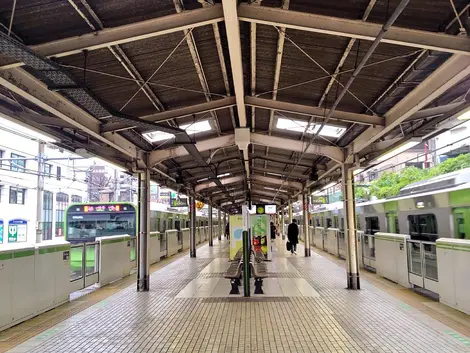 Quais de la gare Yamanote à la gare Sugamo Quais de la gare Yamanote à la gare Sugamo