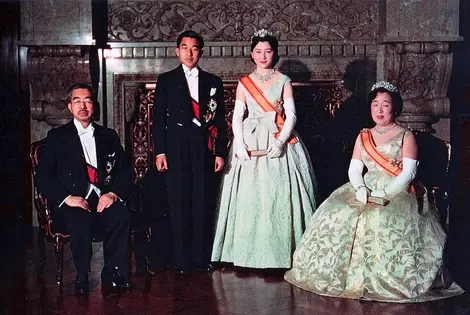 Les empereurs Hirohito et Akihito accompagnés de leurs épouses Les empereurs Hirohito et Akihito accompagnés de leurs épouses