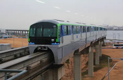 Tokyo Monorail arrivant à l'aéroport international de Haneda