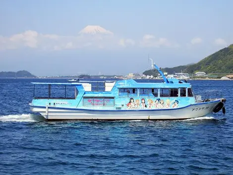 Un bateau dans le port d'Awajima