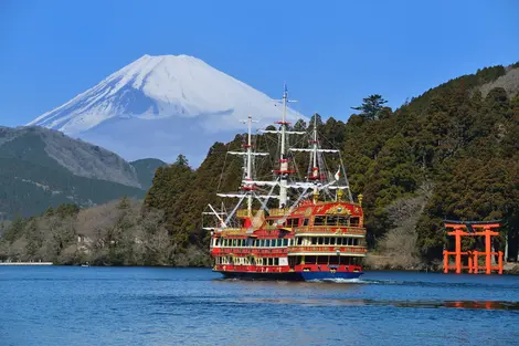  El lago Ashi, su barco pirata y el monte Fuji