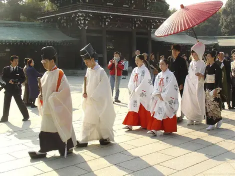 Des miko assistant lors d'un mariage shinto