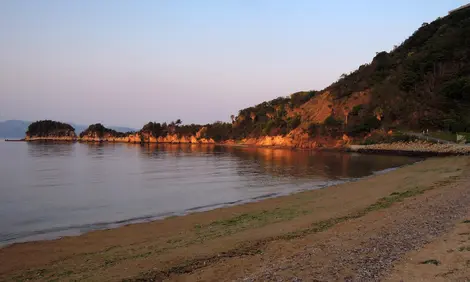Lever de soleil sur la plage de Tsutsuji-so à Naoshima