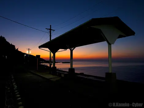 La gare de Shimonada au crépuscule La gare de Shimonada au crépuscule