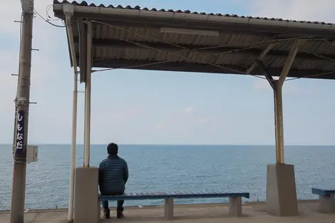 Seul devant l'Océan, gare de Shimonada Seul devant l'Océan, gare de Shimonada