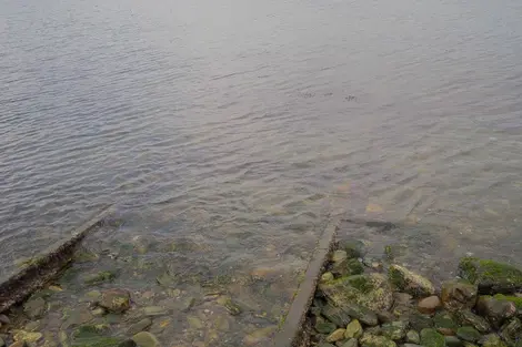 Les rails dans la mer. Gare de Shimonada