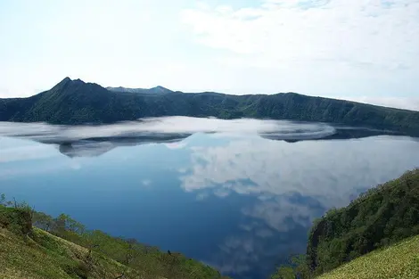 Le reflet des nuages sur le lac Mashû