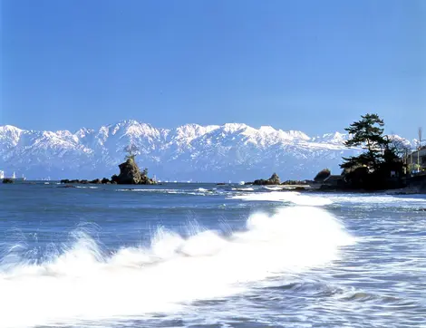 Les Alpes japonaises vues depuis la plage de Amaharashi Les Alpes japonaises vues depuis la plage de Amaharashi
