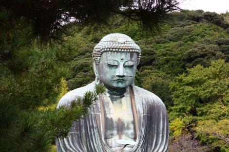 Le grand Bouddha de Kamakura dans un écrin de verdure