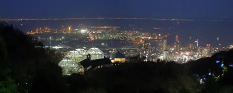 Vistas sobre la ciudad y el Jardín de Hierbas Nunobiki desde el monte Rokkō